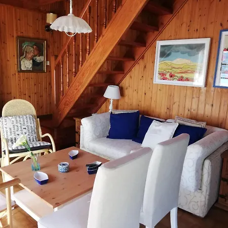 Casa De Madera Sobre El Mar Nigran