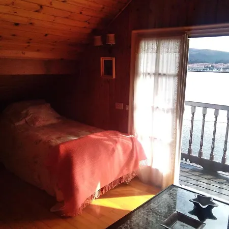 Casa De Madera Sobre El Mar Nigran