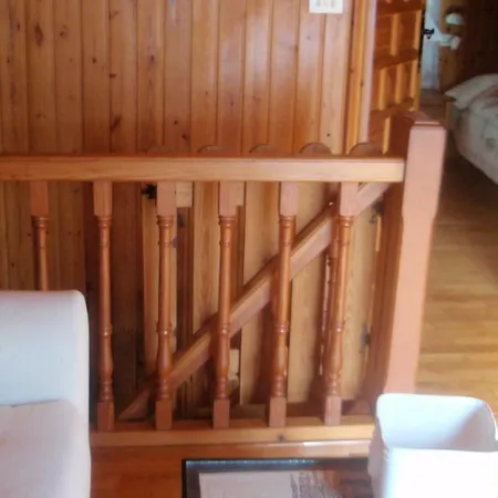 Casa De Madera Sobre El Mar Nigran